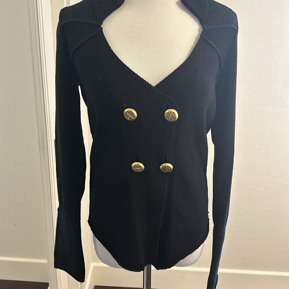 Stunning and classic cardigan sweater with ornamental brass buttons - Picture 2 of 8